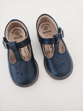 5 Footmates navy shoes read description